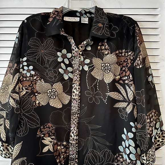 Keneth Too! Sheer Floral Petites Top - Picture 2 of 8
